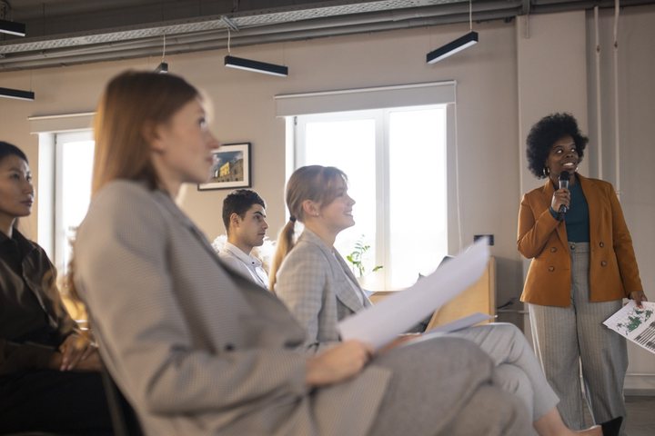 Mesa de reunião em discussão